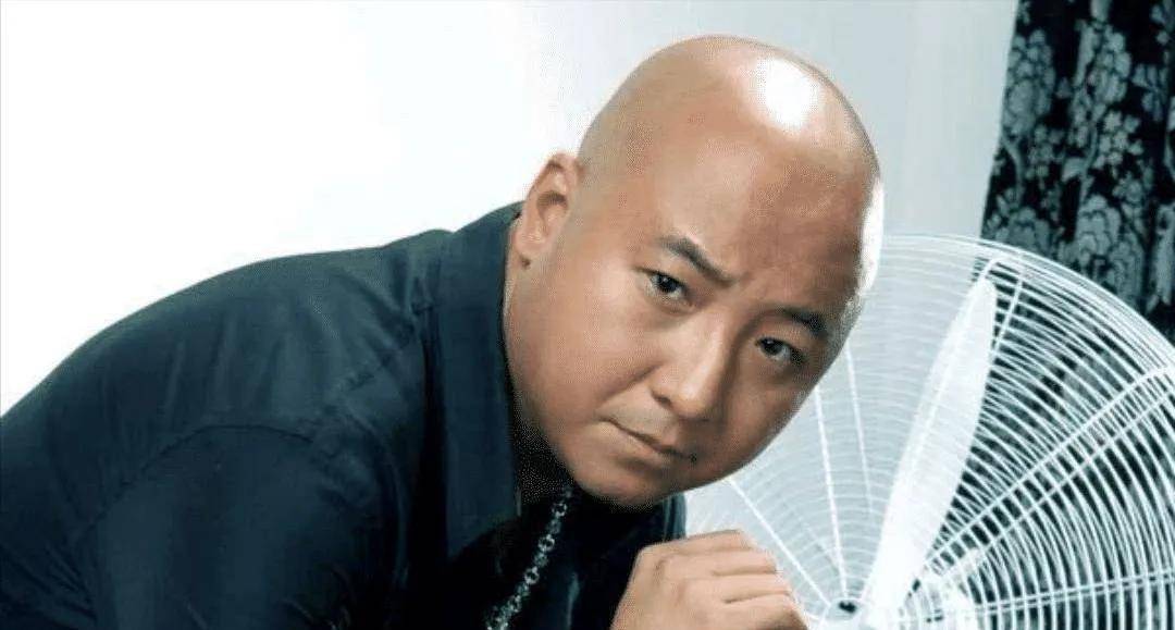 它也是一个"秃头",把李连杰和徐峥等人放在一起,差距就出来了_光头