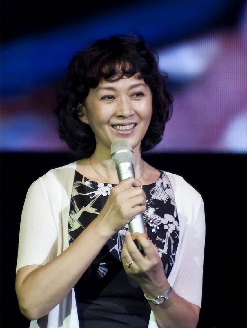 龚雪老年穿搭真是奶奶辈儿的模板,不扮嫩也不老土,优雅又显气质_服装