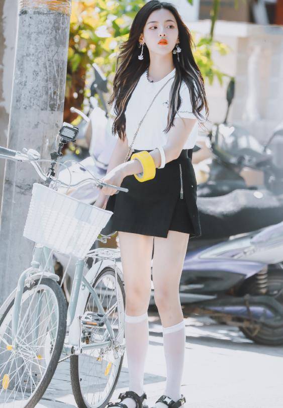 难怪杨超越从不穿"时尚牛奶袜",首次尝试后,这效果太真实了_款式_look