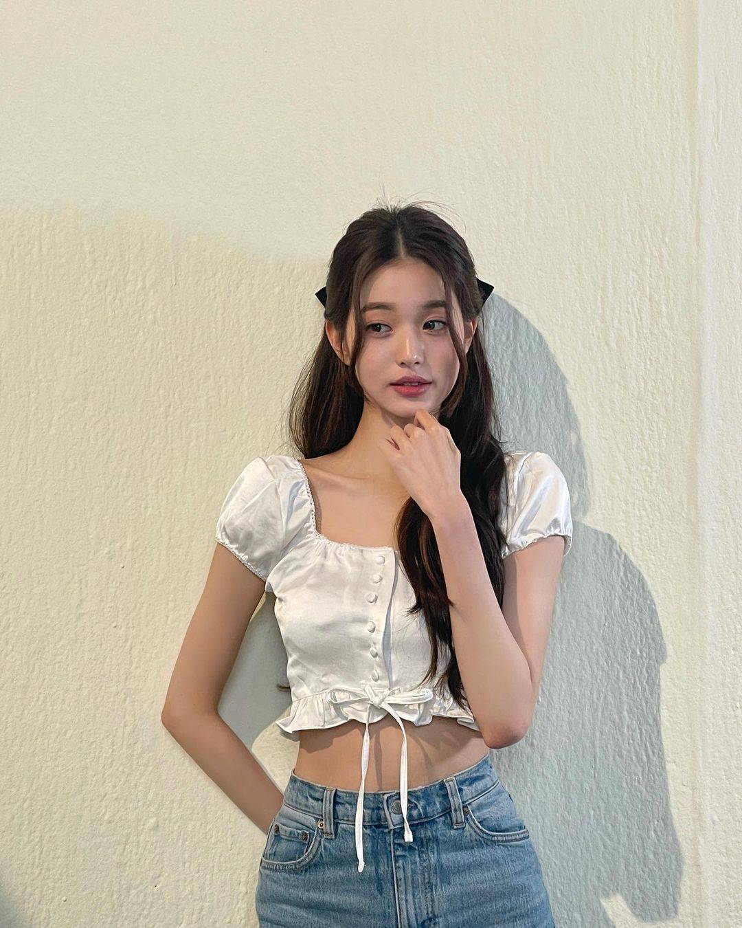 令人羡慕的修长身姿和纤细腰围,空前的视觉效果",对ive张元英独特的