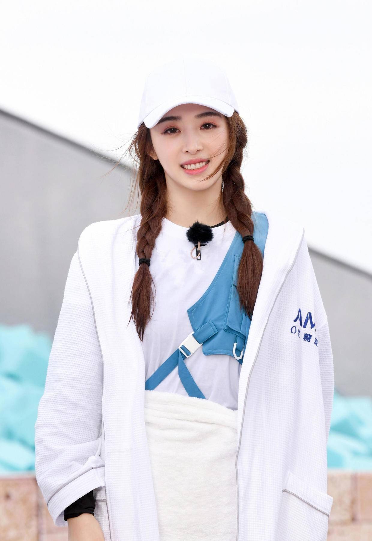 张含韵越来越有高级感,穿宽松西装配阔腿裤走机场,超有国际范_造型