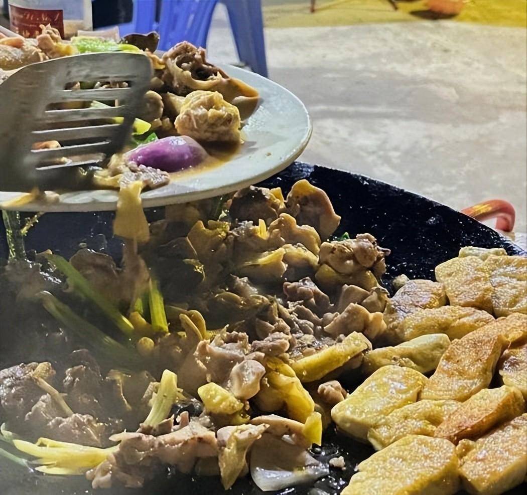 阳山大哥在佛山开店,没有环境和服务,客人坐在马路边上也吃得欢_铁板