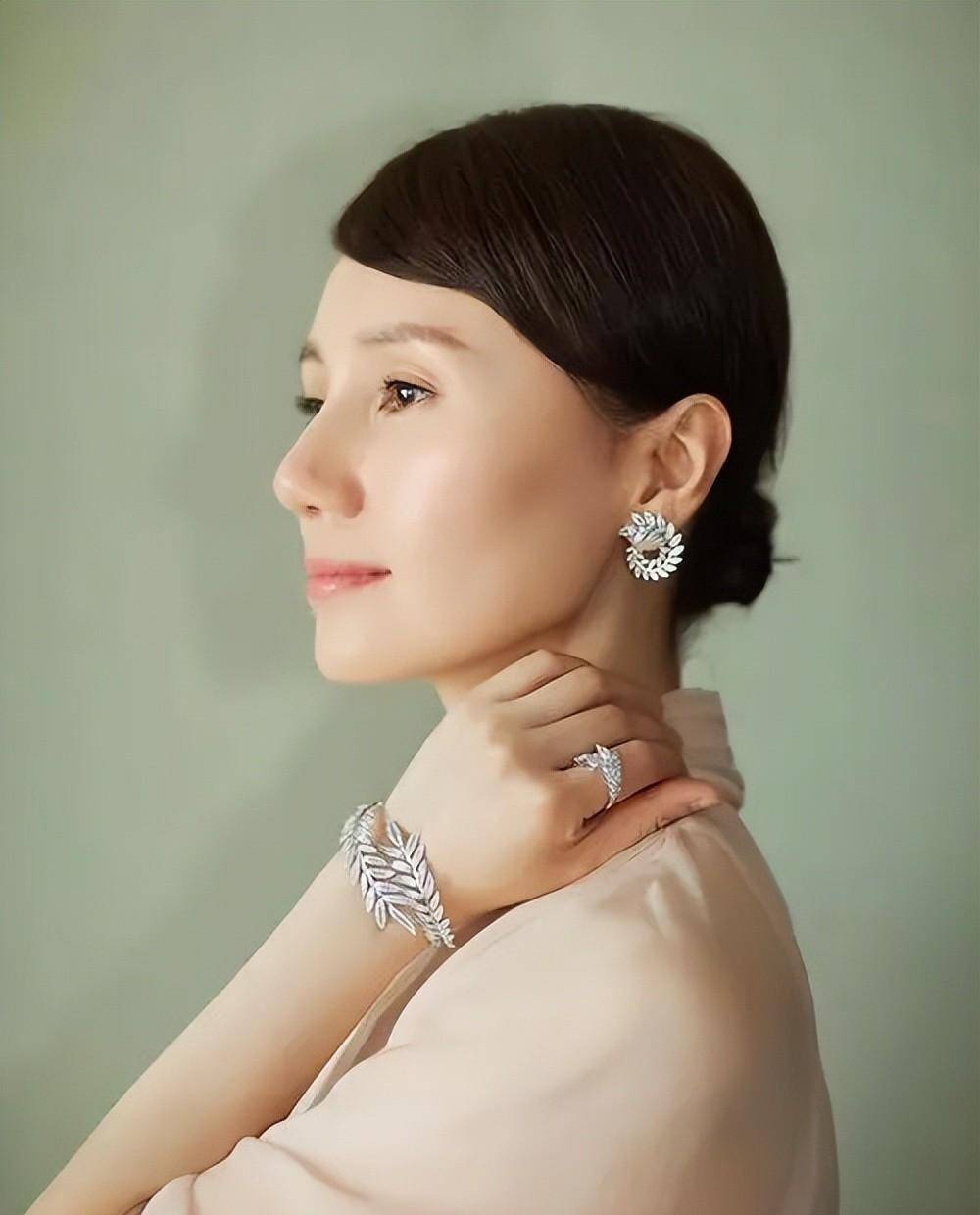 真正有品位的女人,很少戴穿金戴银,却更爱这"3种",尽显贵气_珍珠_钻石