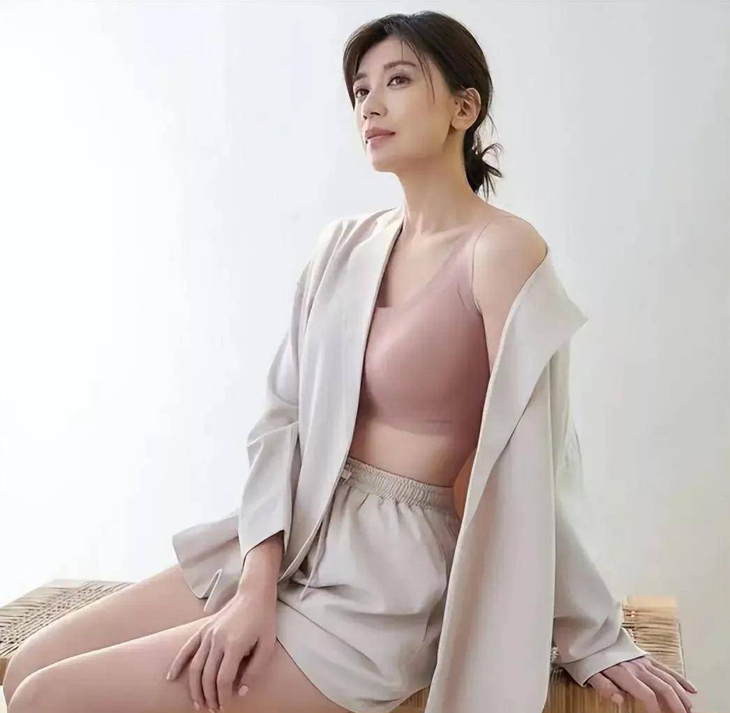 48岁贾静雯罕见晒性感照片!