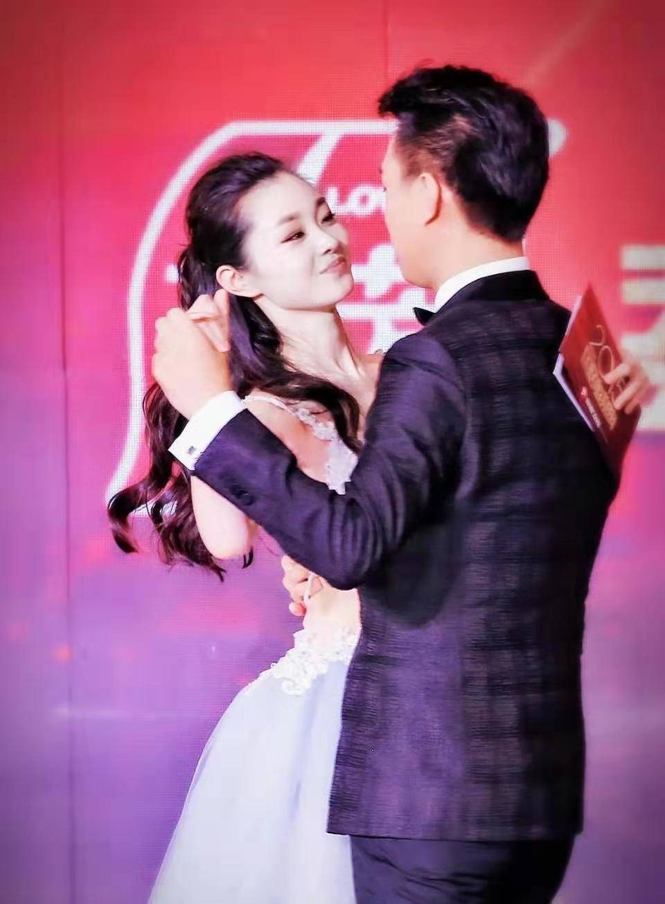 靳东和宋轶跳交际舞,看清他手放女生背后的位置,我没眼花吧?