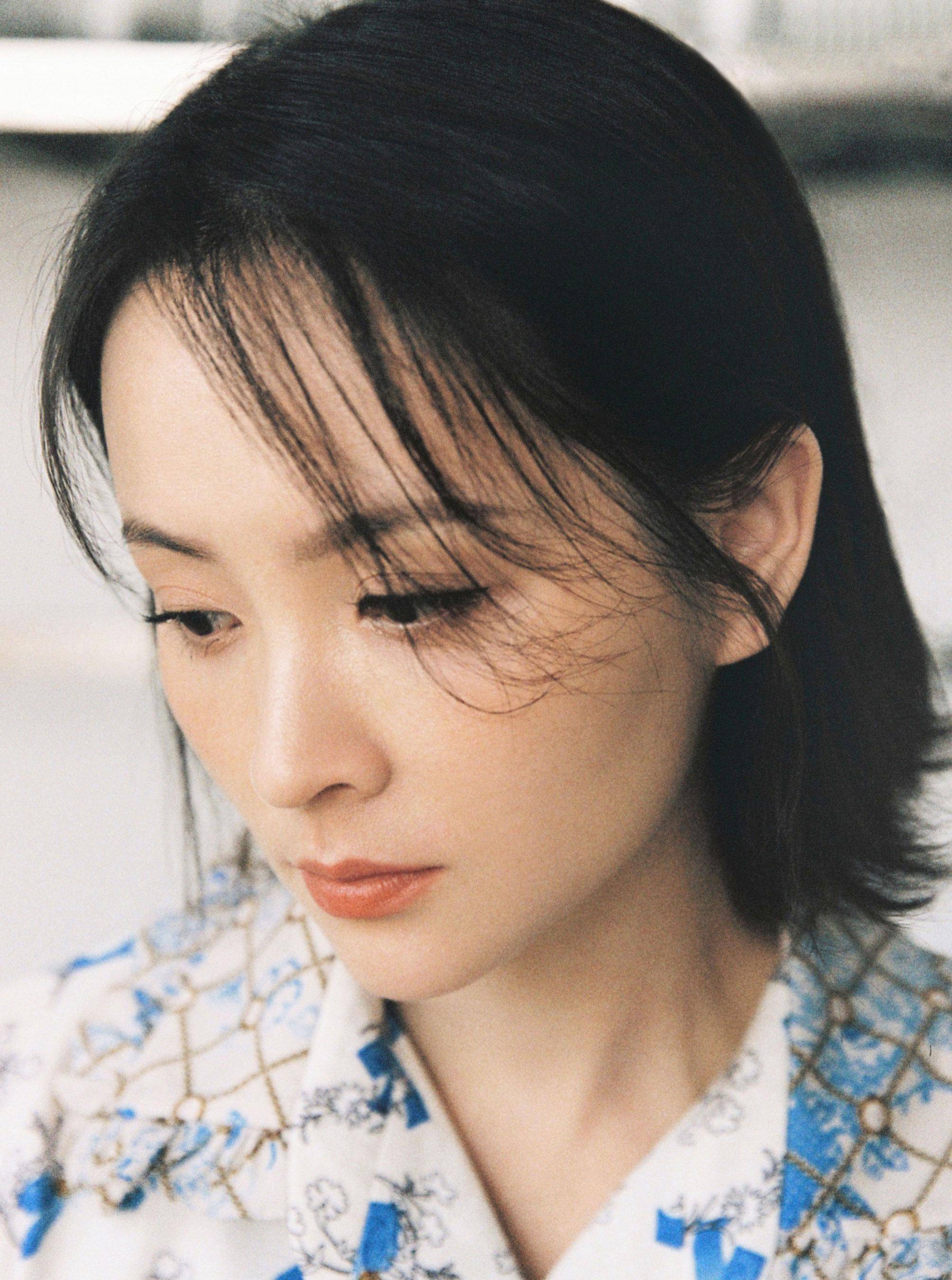 邓莎这娃娃脸太显美了,穿荷叶边黑色连衣裙出镜,同框儿子像姐弟_时尚