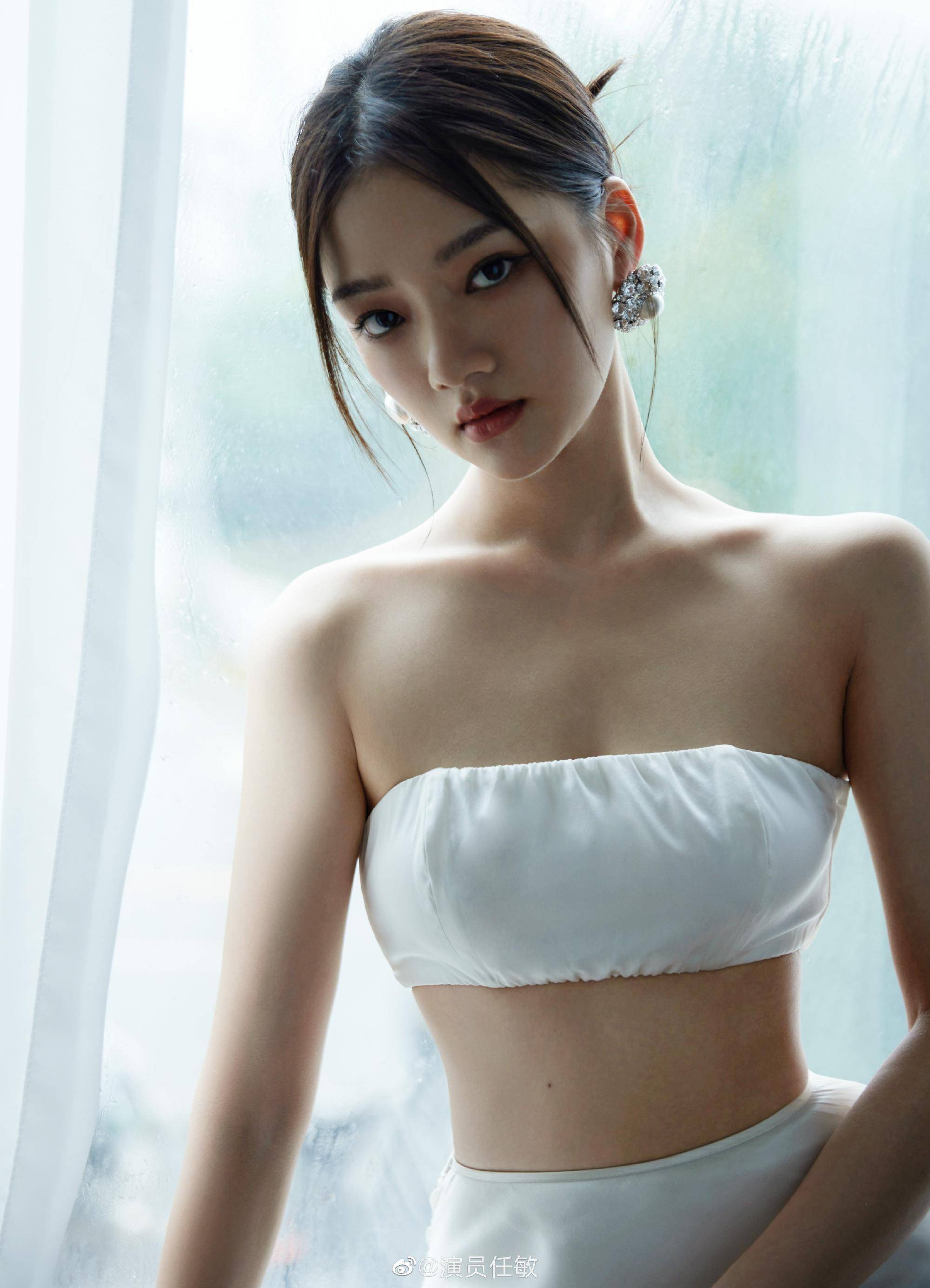 女星任敏穿白色抹胸衣搭配白色柳丝裙出席活动,典雅中又有点性感_漂亮