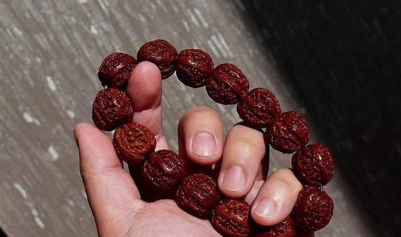 你总说男人盘手串是玩物丧志,其实文玩的真正乐趣与功能你不懂_颜色