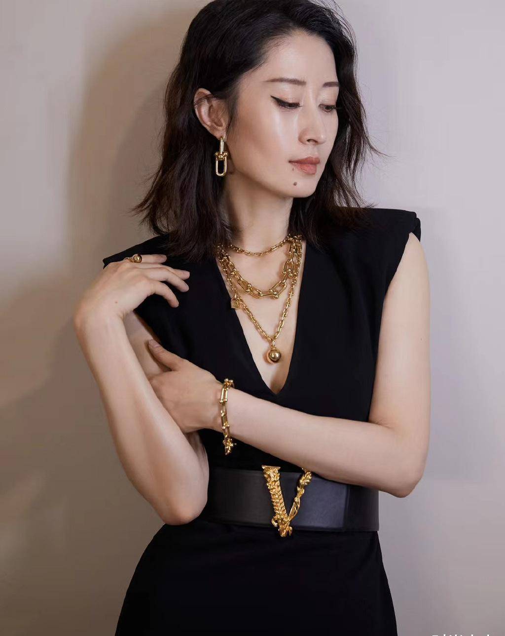 44岁刘敏涛身材太一流了,超短裙刚过臀部,配高筒靴时尚撩人_中年_造型