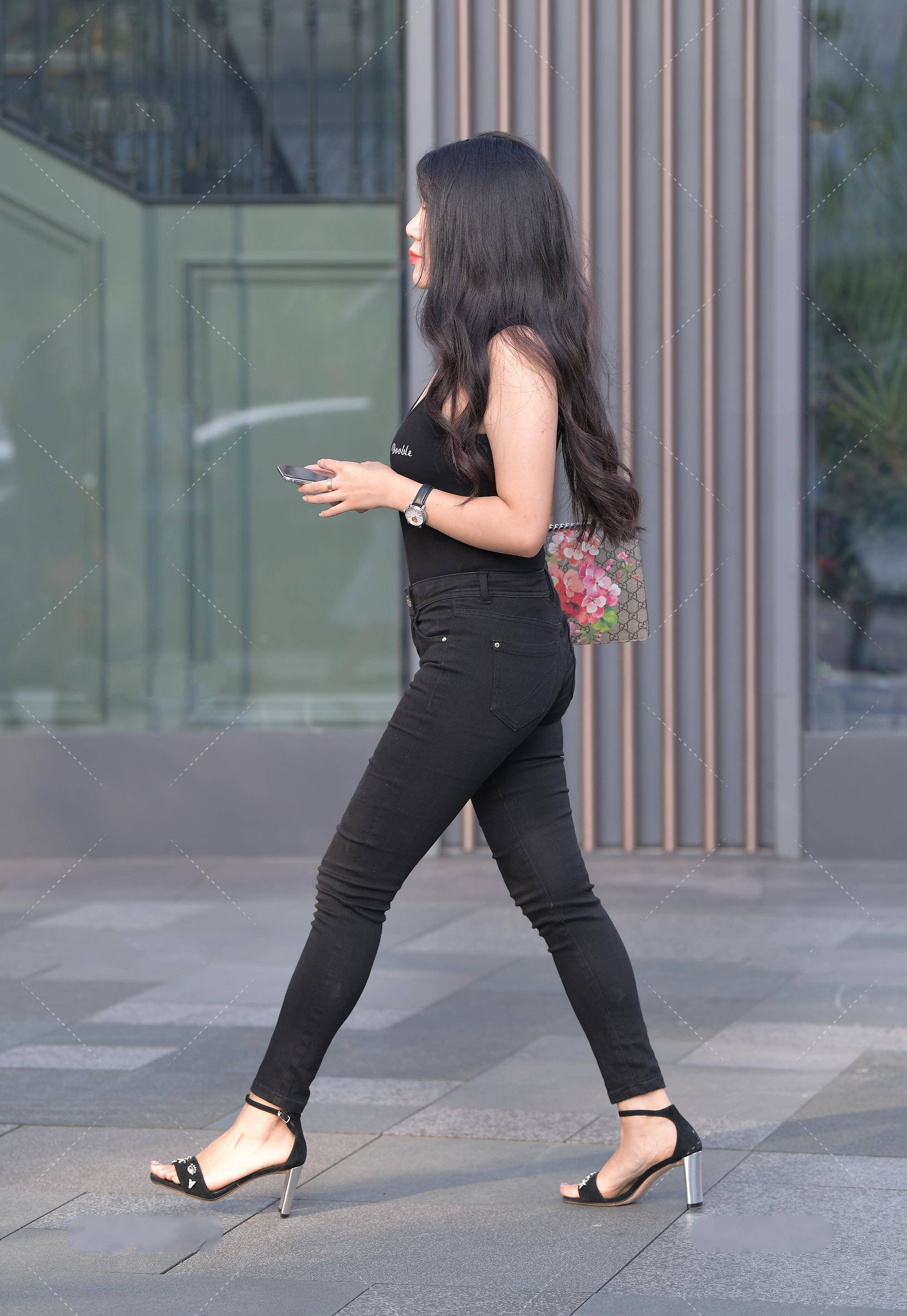 黑色紧身牛仔裤穿搭,时尚时尚还是臃肿显胖,牛仔裤选择要细心_身材