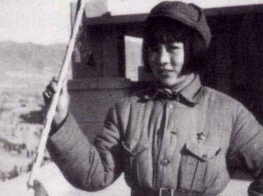 “日军”女兵战斗中打光子弹，7名敌军想活捉她，她掏出一物成功脱身！
