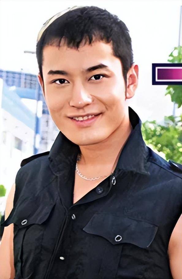 黄晓明带儿子游玩,小海绵暴风抽高超活泼,小眼睛单眼皮不像爸妈_网友