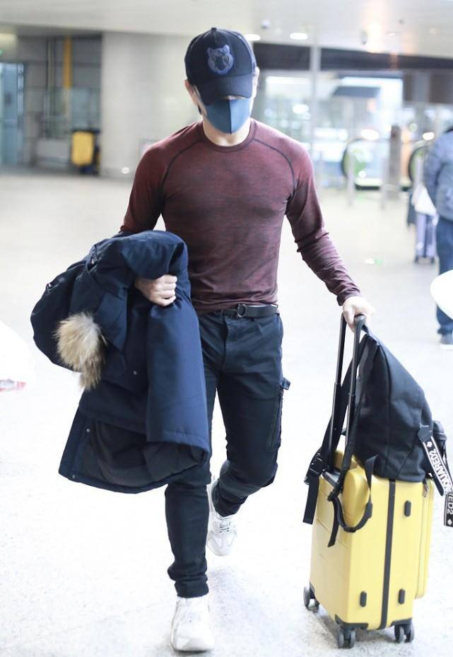 吴奇隆身材好壮实,穿休闲运动上衣显肌肉块,真能给人安全感_男性_时尚