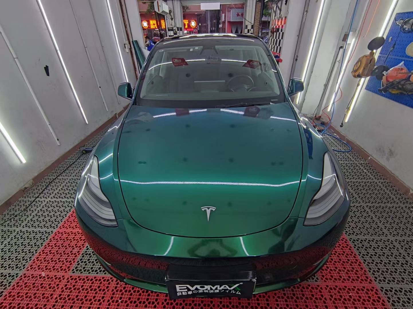 特斯拉modely-evomax易玛改色膜超亮金属皇家绿,贵气十足的颜色_搜狐