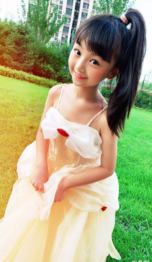 邓伦女儿小山竹近照,变瘦高小美女,与妹妹穿公主裙拍照似双胞胎_爸爸