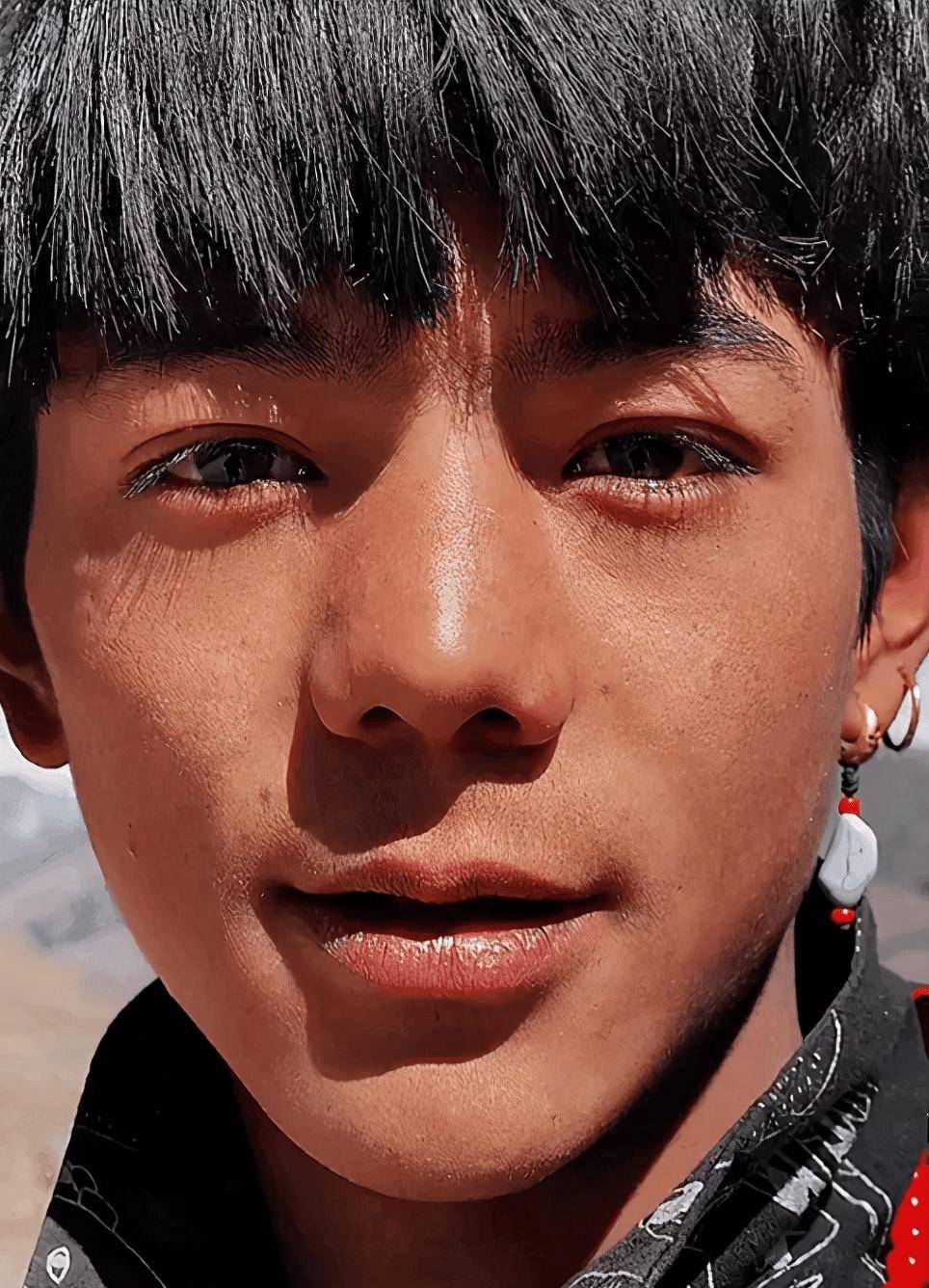 网红丁真首次出席上海时装周,穿橘色藏袍太帅气,表现