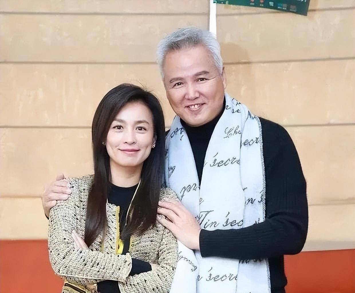 林瑞阳出国演讲遭到华人抵制,四处赚钱不管儿子,网友:犬父虎子_林禹