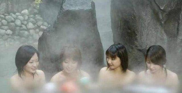 日本温泉男女混浴，且禁止穿衣服，为何日本女人还都抢着去泡