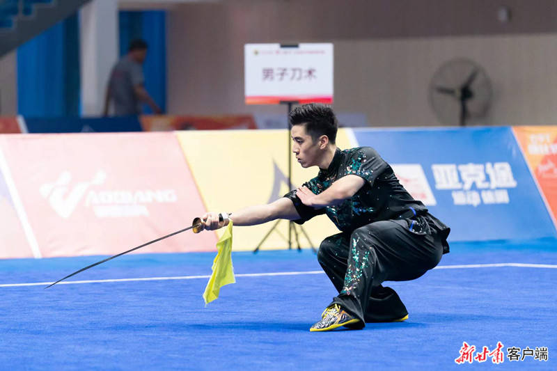 甘肃名将常志昭在全国武术套路锦标赛中"日进两金"_刀术_棍术_比赛日