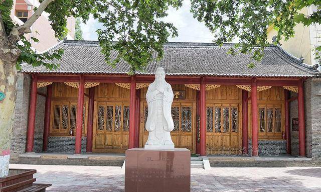 河南这所小学藏中国唯一楚王行宫遗址千年古柏屡冒青烟实属罕见