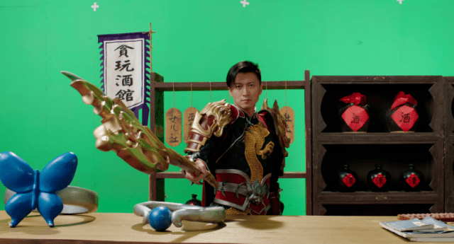 张柏芝三胎生父疑曝光，一同逛街举止亲密，同框合影成“背景墙”
