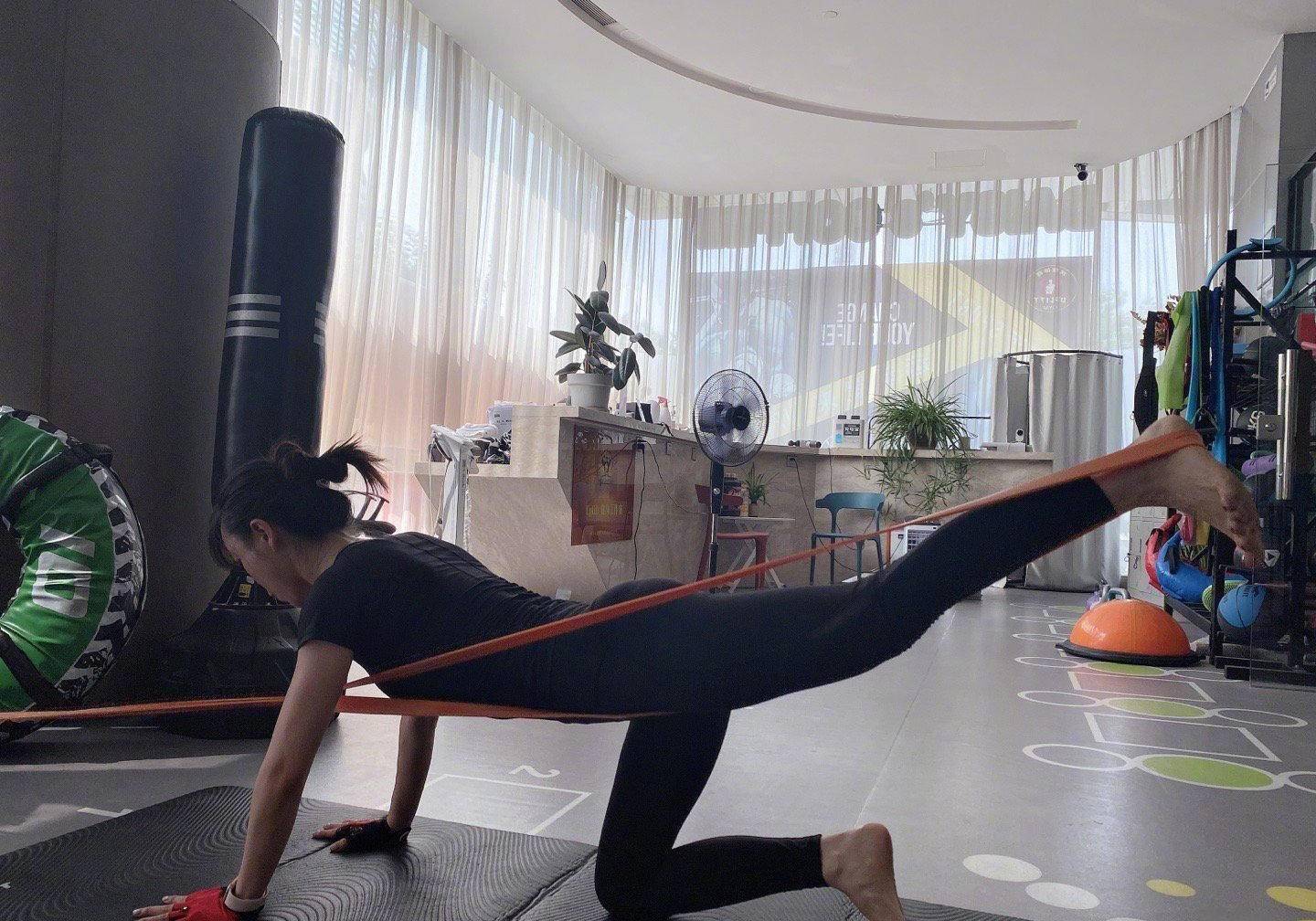 40岁张静初生活太自律,健身保持18岁少女身材,素颜出镜依旧美_运动