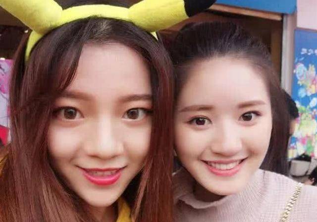 难怪说赵露思是合影高手,看到她和蒋依依的合照,这打针了吗?