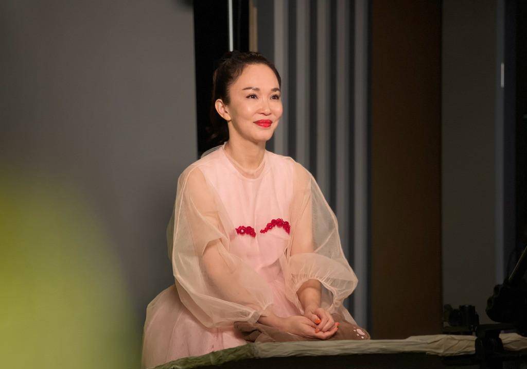 50岁范文芳真的老了,穿西装配骑行裤打扮时髦,露齿笑苹果肌太僵硬拉低