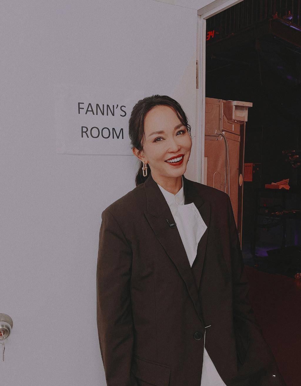 50岁范文芳真的老了,穿西装配骑行裤打扮时髦,露齿笑苹果肌太僵硬拉低