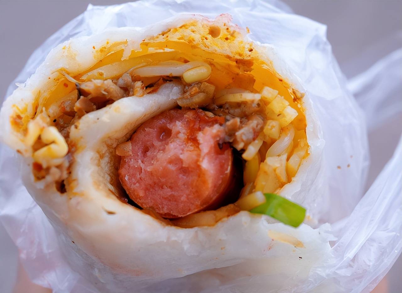 一,烤饵块烤饵块是"云南小吃十八怪"的代表性小吃,云南人从小就这么烤