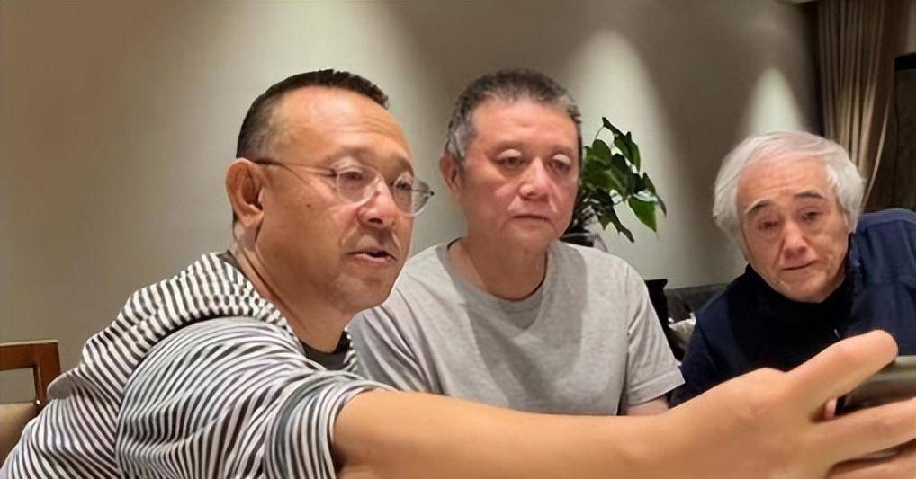 63岁王朔模样大变,面红耳赤撞脸李亚鹏,与女作家在家调笑好悠哉_徐静