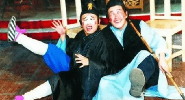 在沈阳巡回演出五六百场,赵本山凭借与潘长江搭档演出的《瞎子观灯》