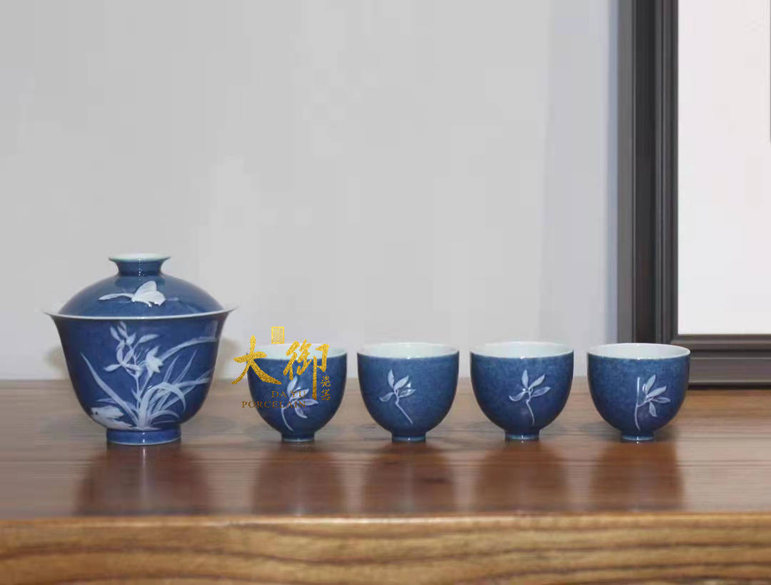 众所周知，中国是茶文化的起源地，同时也是茶的故乡，中国的饮茶文化历史悠久，世界上任何一个国家都无法比拟。同时中国也是盛产精美陶瓷的圣地，景德镇更是被誉为世界瓷都。以两种千年文化为积淀，陶瓷茶具便应运而生！ 
