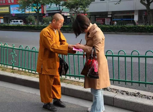 和尚骗2638万,白天念佛晚上夜店,女弟子:他又色又贪_杨洪臣_活佛_郑某