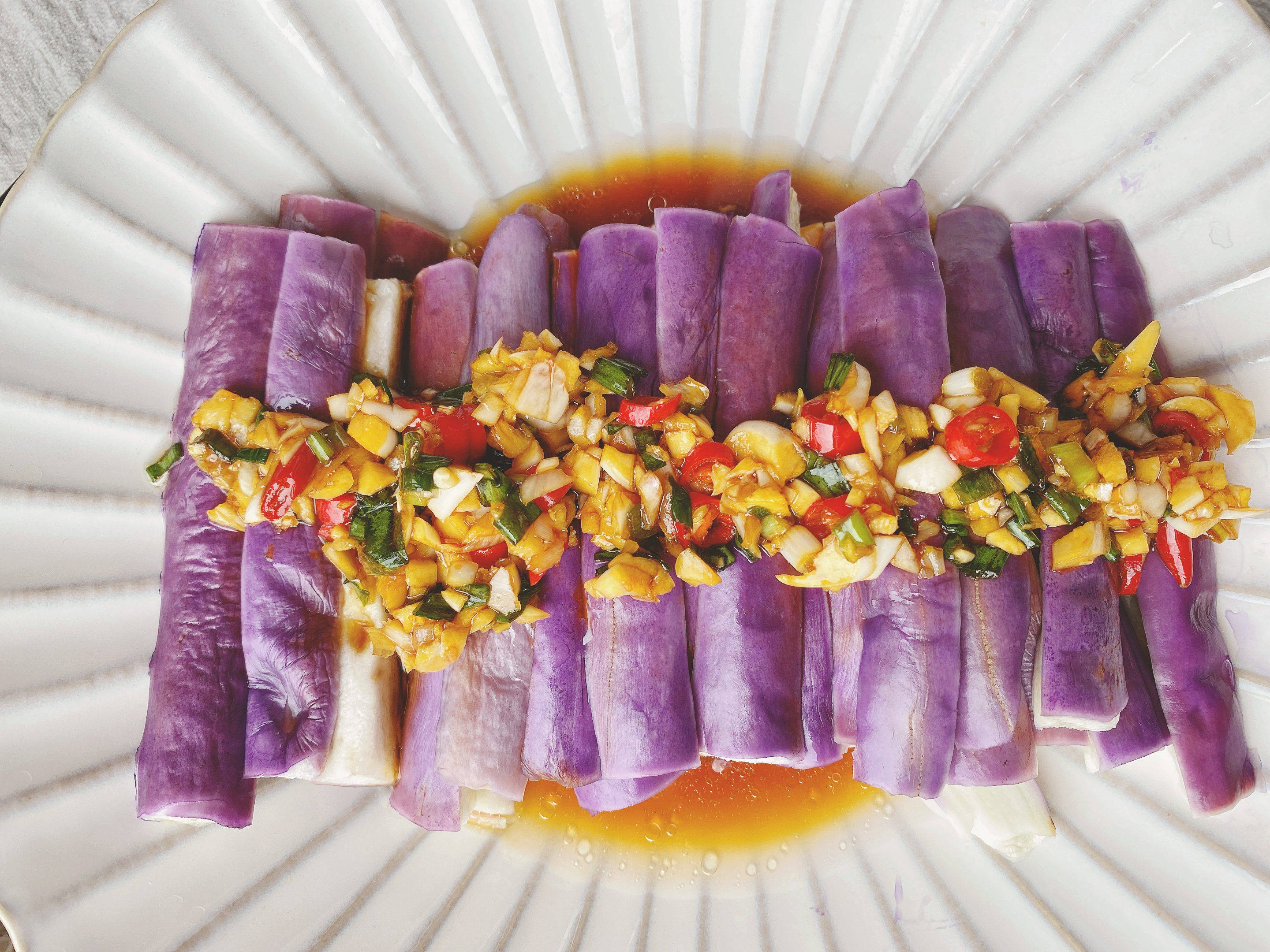 蒸茄子的做法总结:1,蒸茄子不要太大段,蒸的时间过长容易导致茄子变色