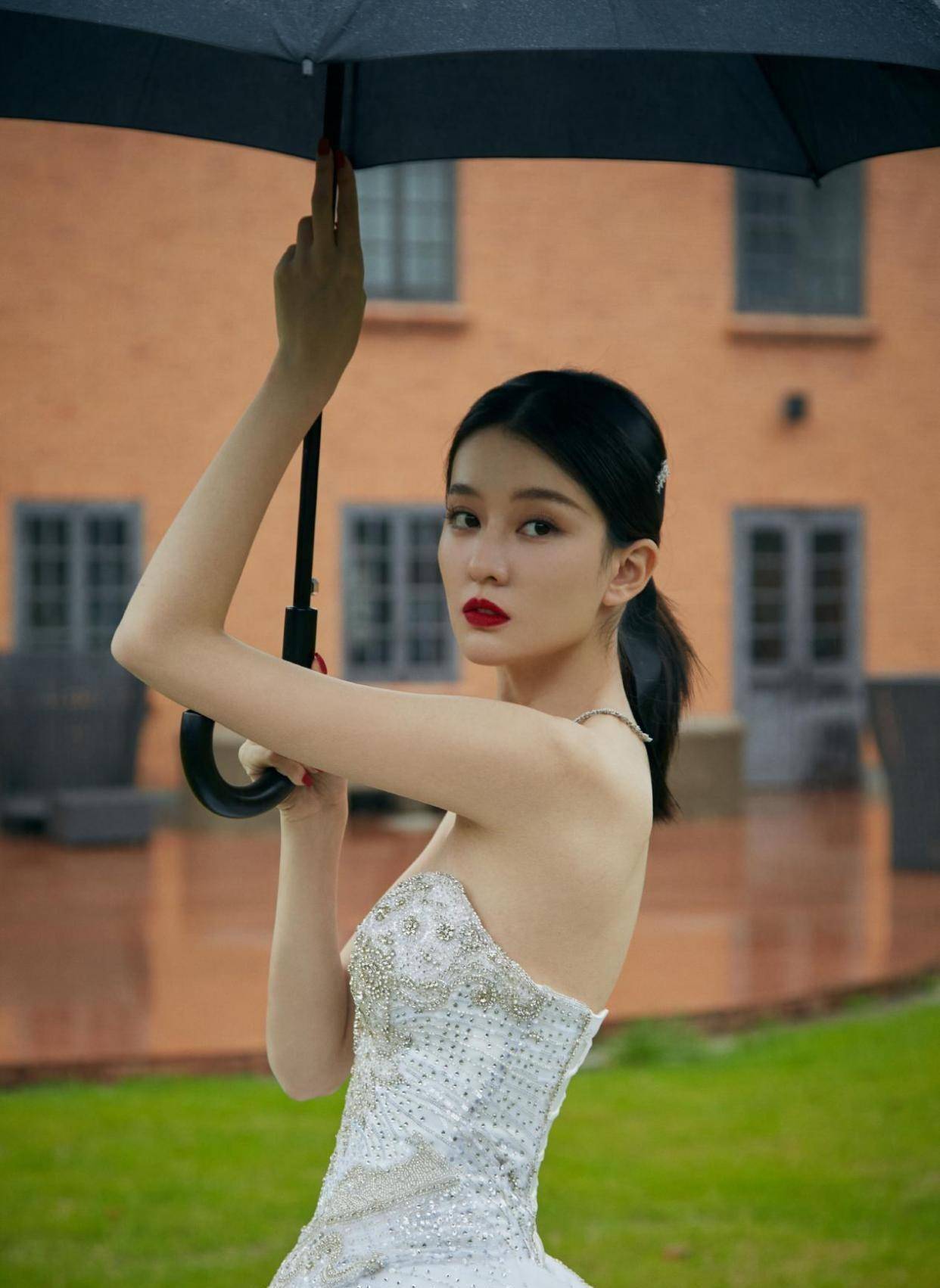 乔欣终于不再做"乖乖女",长发女巫造型亮相,黑唇红裙又酷又美_颜色