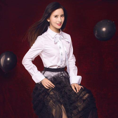 伏玟晓罕见露面,打扮朴素气质出众,现嫁富豪生活惬意