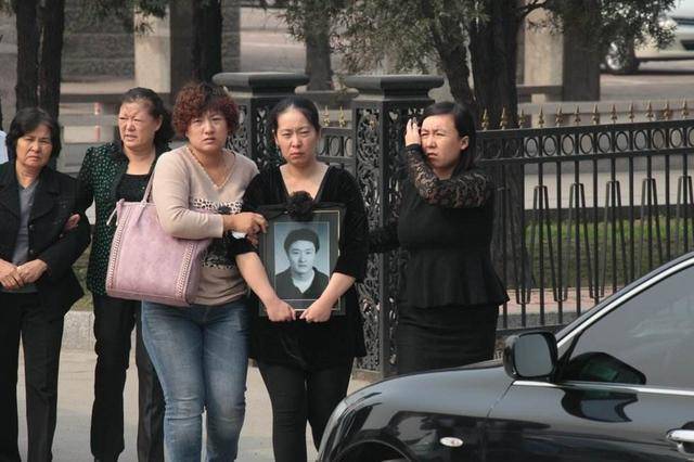 郭晶晶参加初恋王克楠葬礼,陈若琳抱不平,妻子抱4个月女儿痛哭_跳水