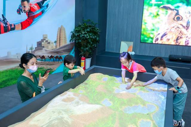 在中国电子信息博览会上踢足球？海信激光显示炫酷展区引热议-家电圈官网