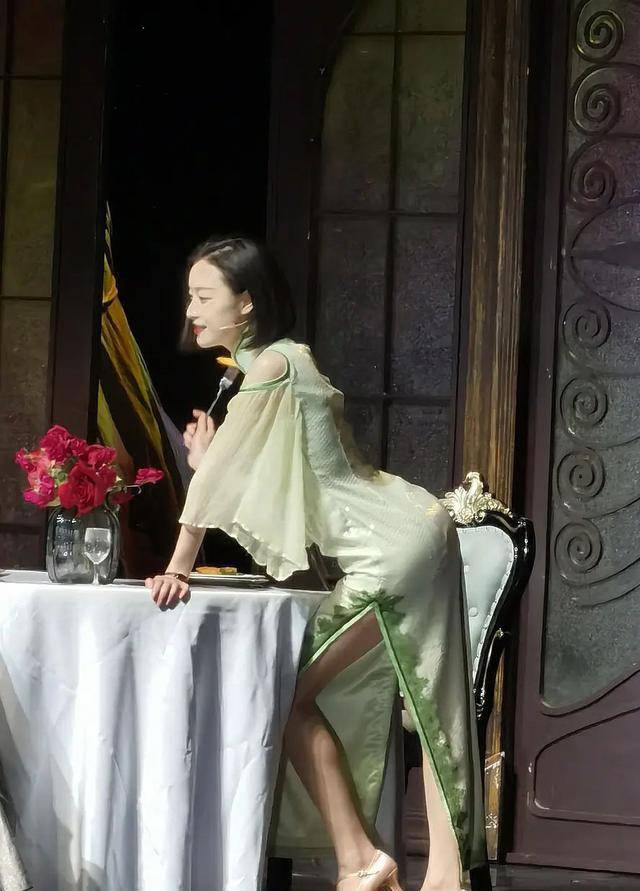 再次被倪妮惊艳了,穿旗袍演话剧曲线撑得明显,又美出圈了_时尚_气质