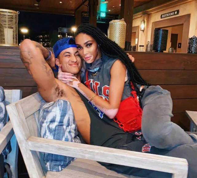 库兹马与女友搞怪自拍!