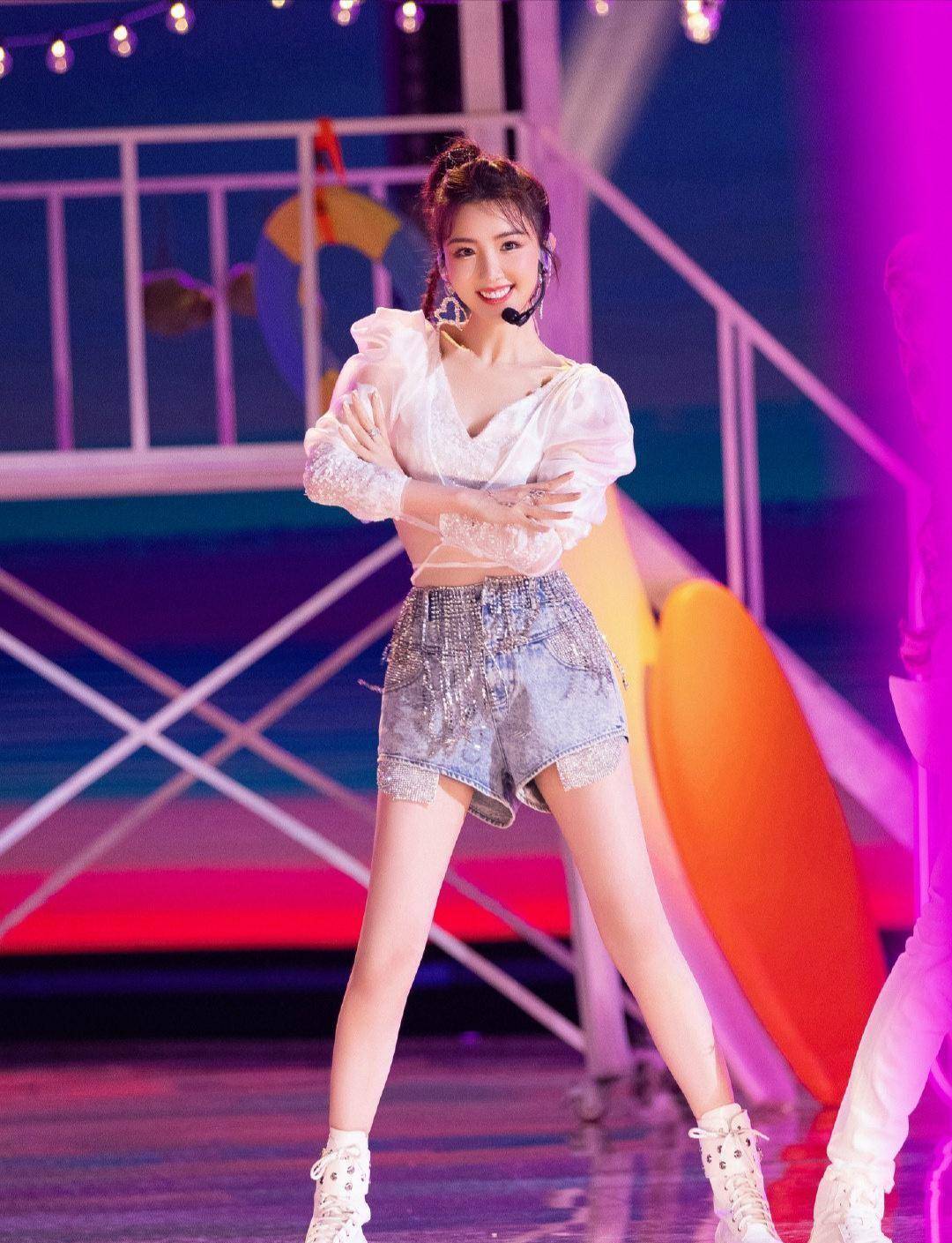 毛晓彤长得甜身材也好,"上下皆露"穿法尽显婀娜身姿,又纯又欲_面料