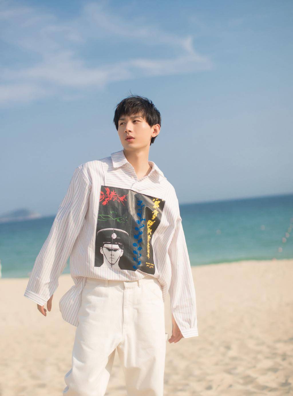 181cm成毅帅气造型,颜值高,身材好还很会穿,这样搭简洁时髦_时尚_衬衫