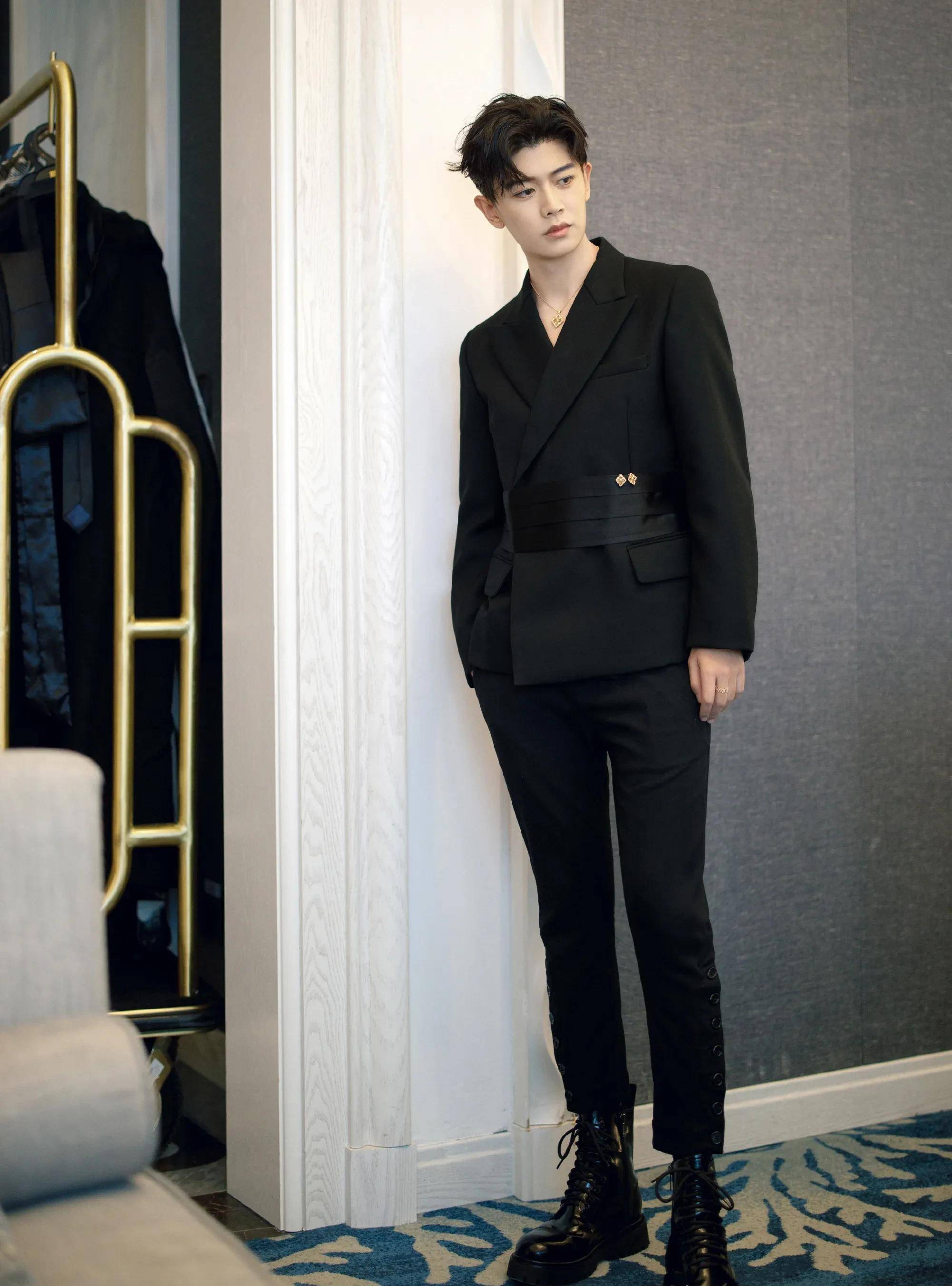 三十位国内男明星全黑系西装大赏～帅气又迷人,爱了爱了!