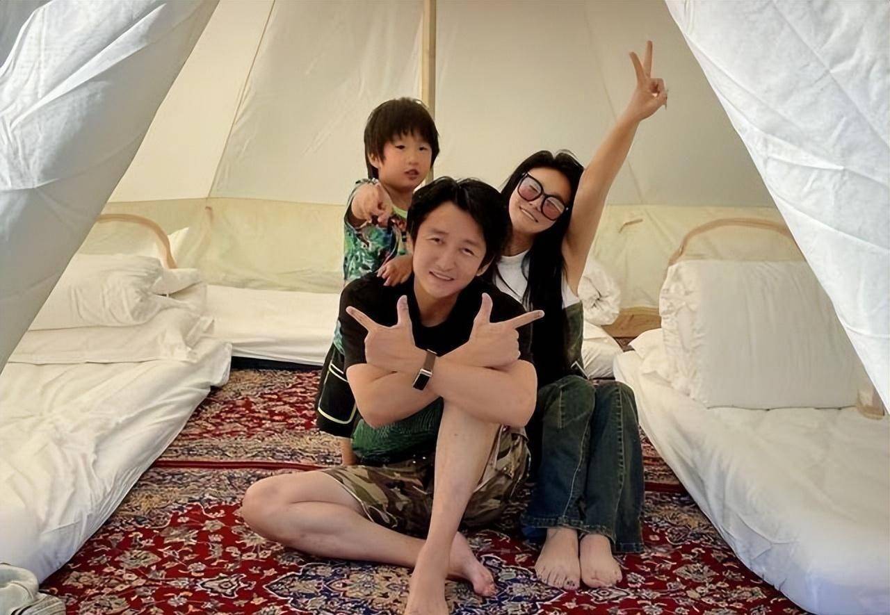 冉莹颖与三胎合照曝光,颜值像仙女,邹市明的快乐谁能懂?
