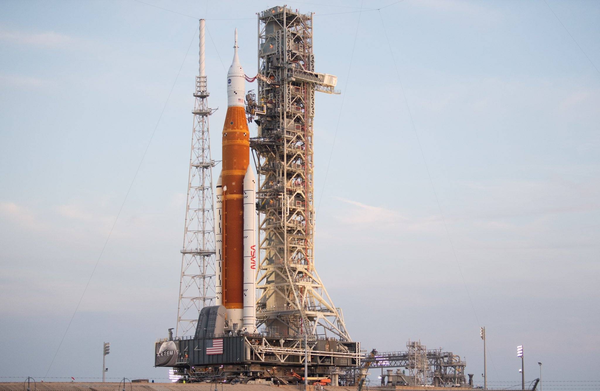 美国载人登月火箭现身发射台,发射价超20亿美元,推力超土星五号