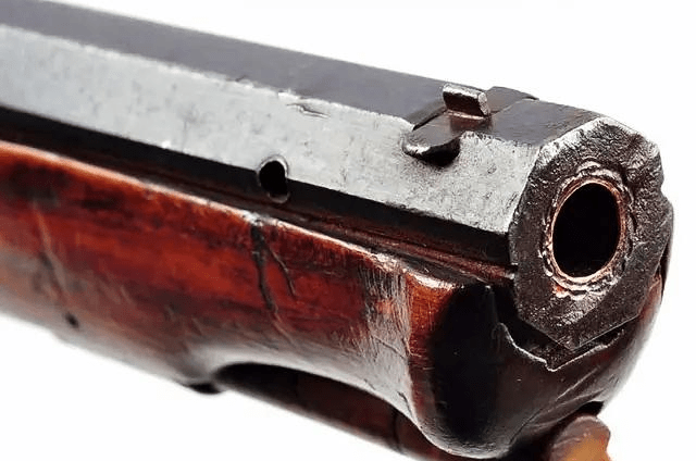 整个过程就像弹簧活塞式气枪的活塞在气缸中运动一样,所以这种气枪的