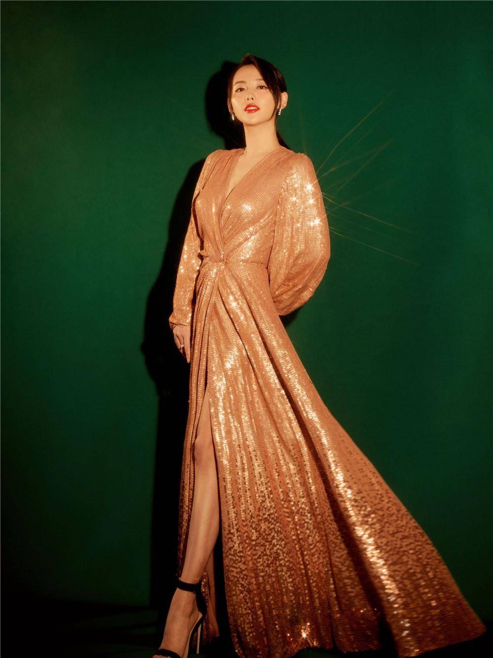 张钧甯身材比例好,穿深v抽褶裙曲线窈窕,配绑带凉鞋大长腿抢镜_时尚