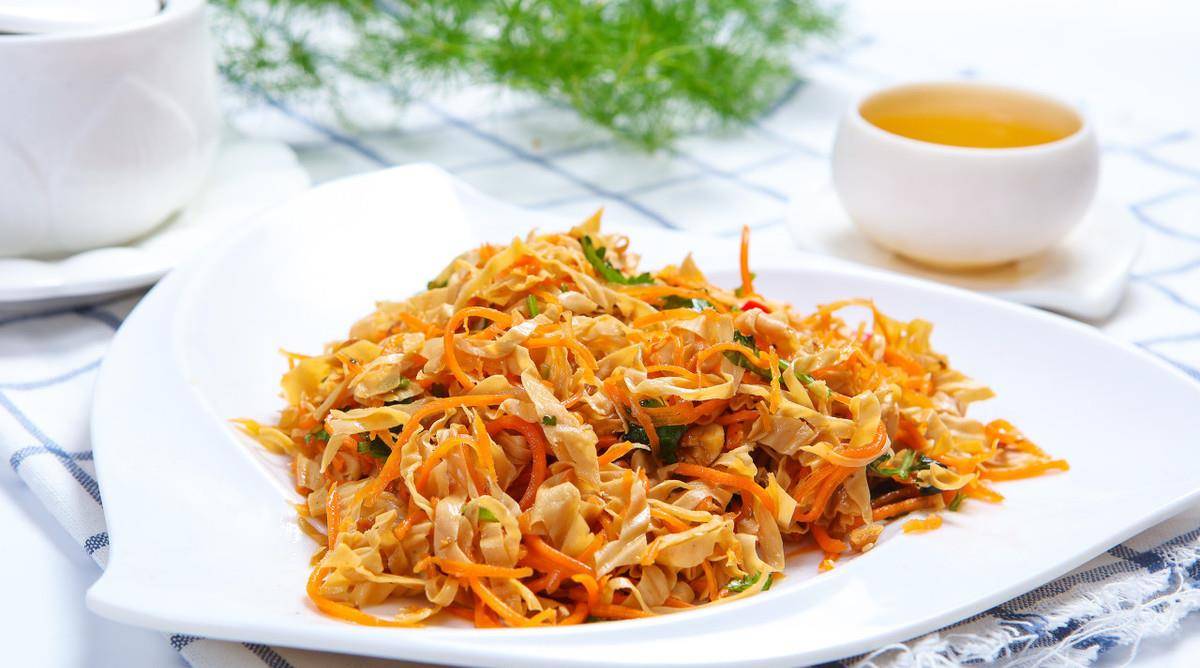 凉拌孜然豆腐皮,麻辣过瘾,软嫩入味,做法简单实惠的美味家常菜_胡萝卜