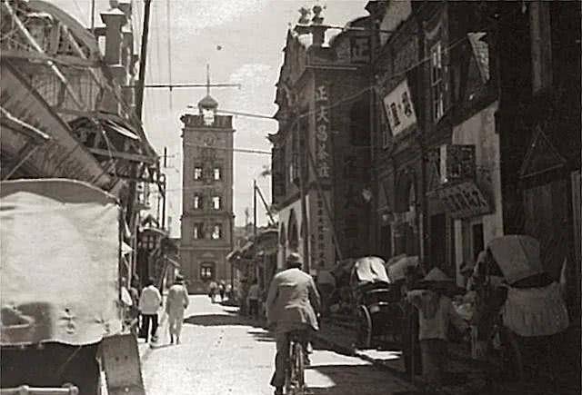 三十年代末江苏徐州，破旧不堪的鼓楼，彼时的古城公明街